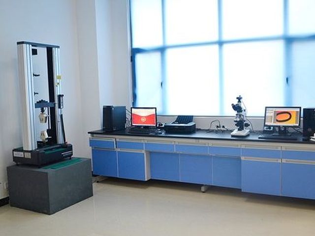 Laboratório de ensaios interno com máquina de tração
